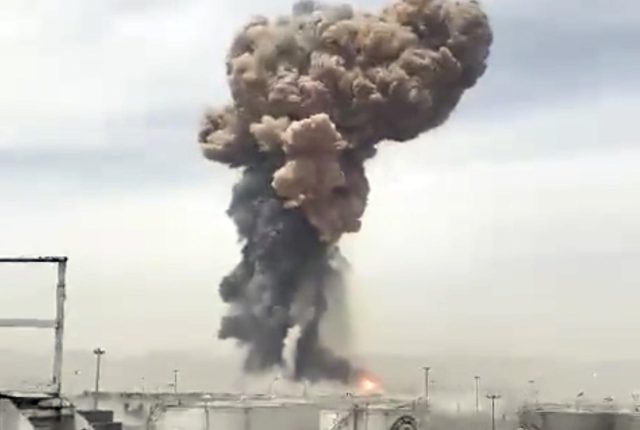 Columna de humo tras la explosión registrada en el puerto iraní de Bandar Abbas, en el sur del país.