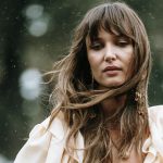 Look de street style con corte de pelo 'shaggy'